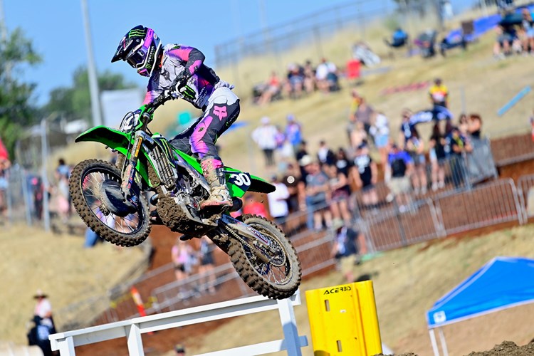 Jo Shimoda Putting On A Show For Fans